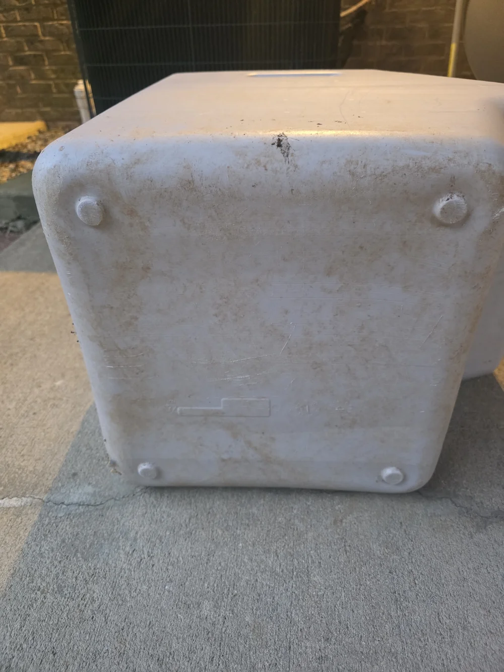 100 Outdoor Storage Bin in Beige and Gray
